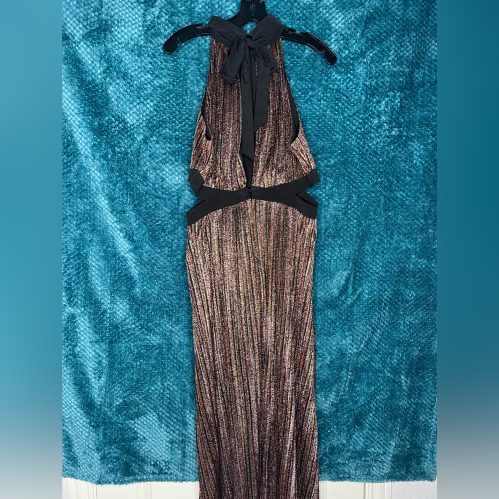 Sleeveless dress with tie in the back